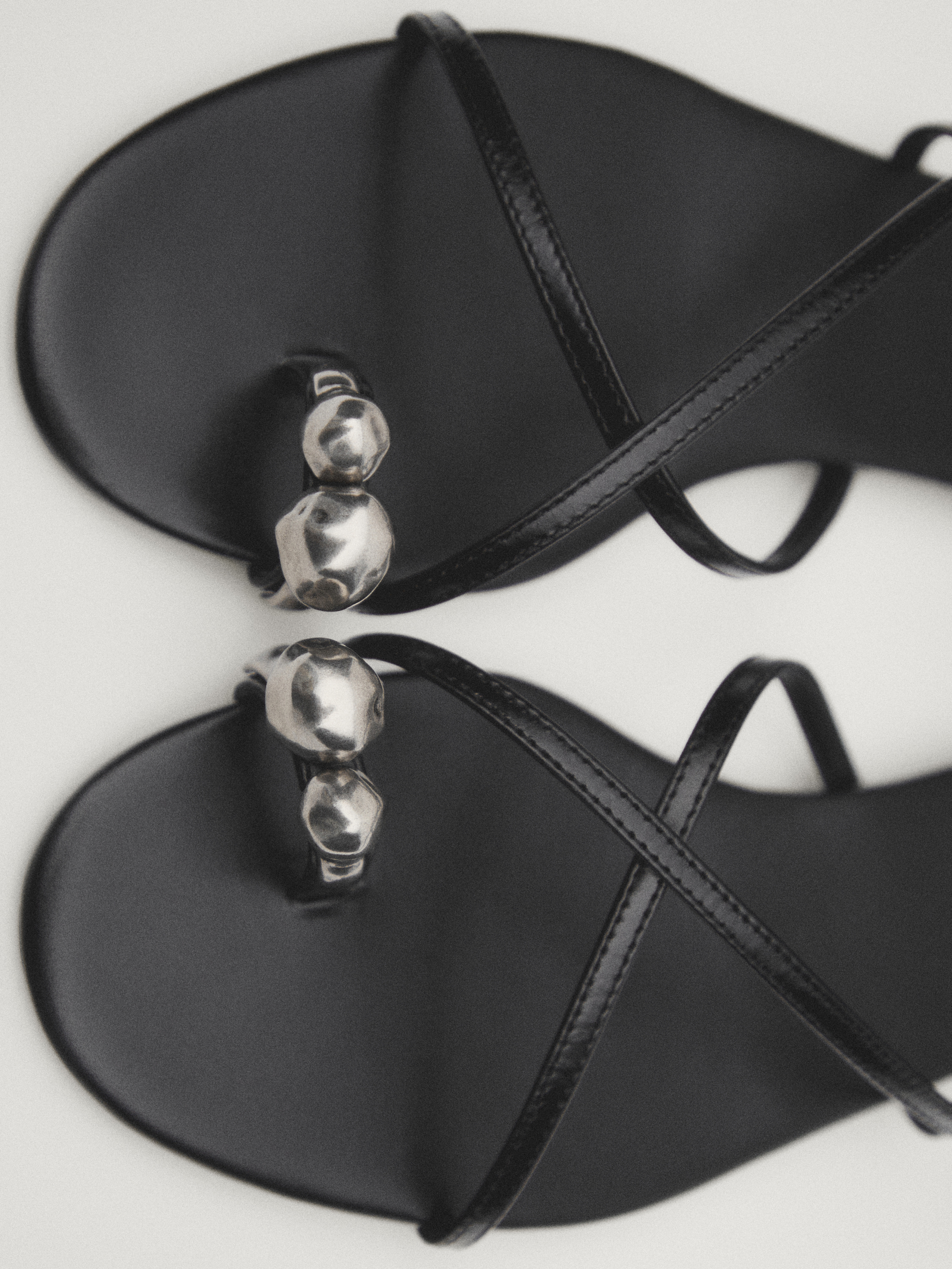 Metal piece toe strap sandals · Black · Flatâ Sandal | Massimo Dutti